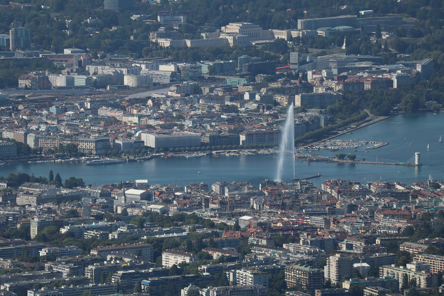 Vue aérienne de Genève et de sa rade, le Jet d’eau au centre.